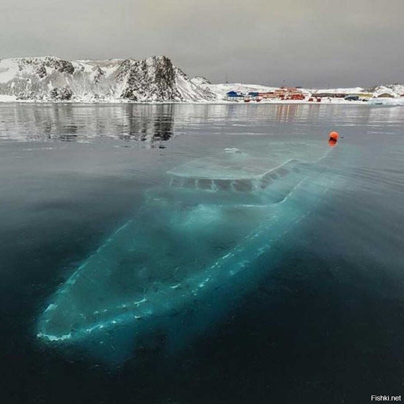 Затонувшая яхта в Антарктиде