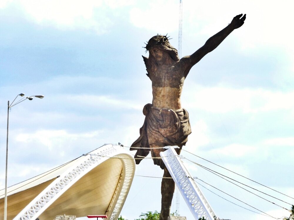 Почему в Мексике не ремонтируют гигантскую статую Иисуса без руки и ноги
