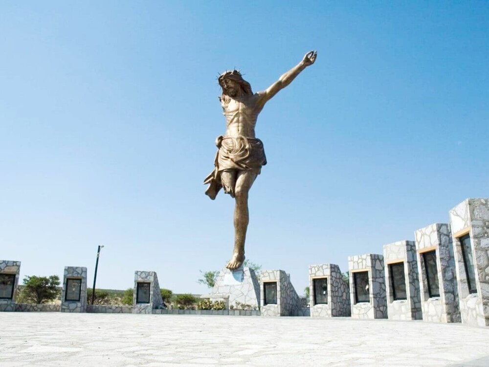 Почему в Мексике не ремонтируют гигантскую статую Иисуса без руки и ноги