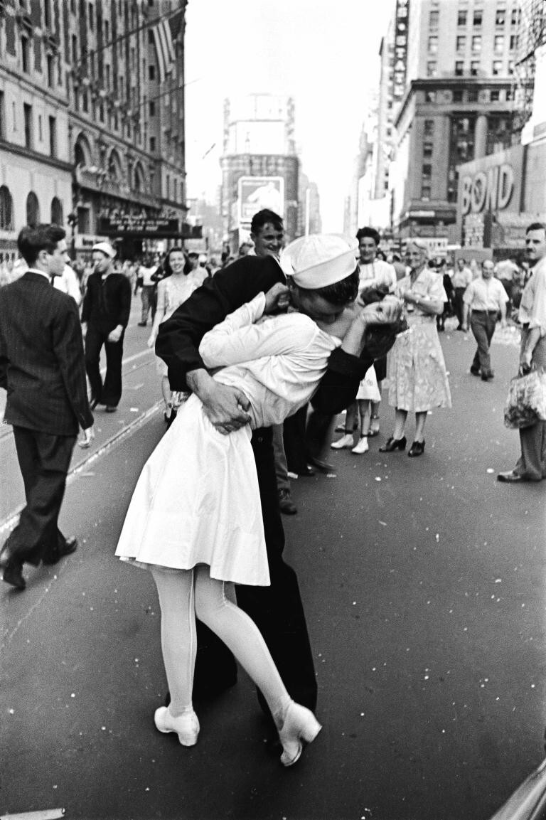 История культовой фотографии "Поцелуй на Таймс-сквер", которую хотят запретить