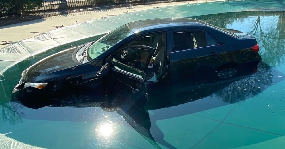 Женщина "припарковалась" в бассейне