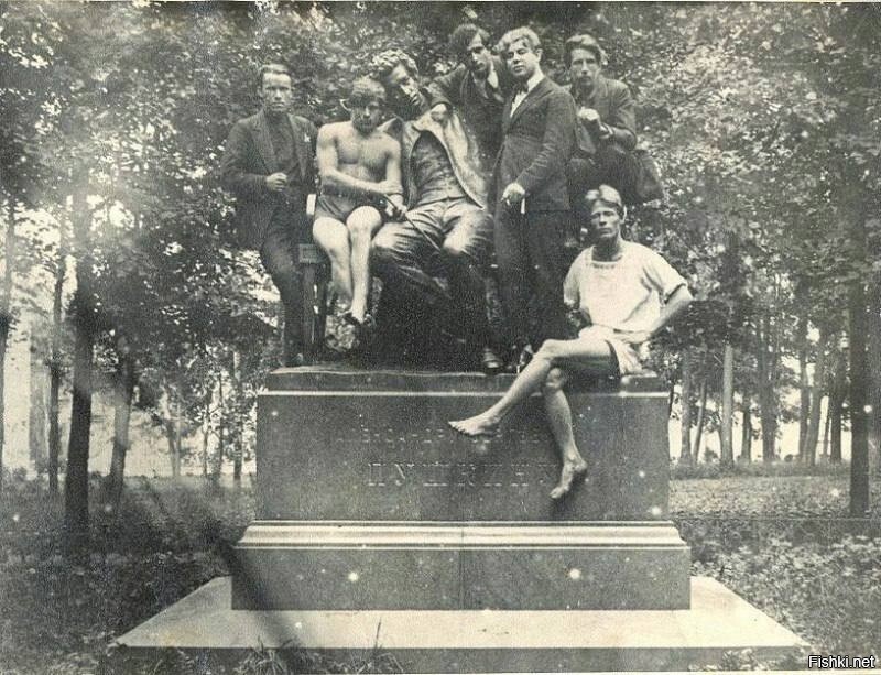 Поэт Сергей Есенин (третий справа) в компании студентов на памятнике А