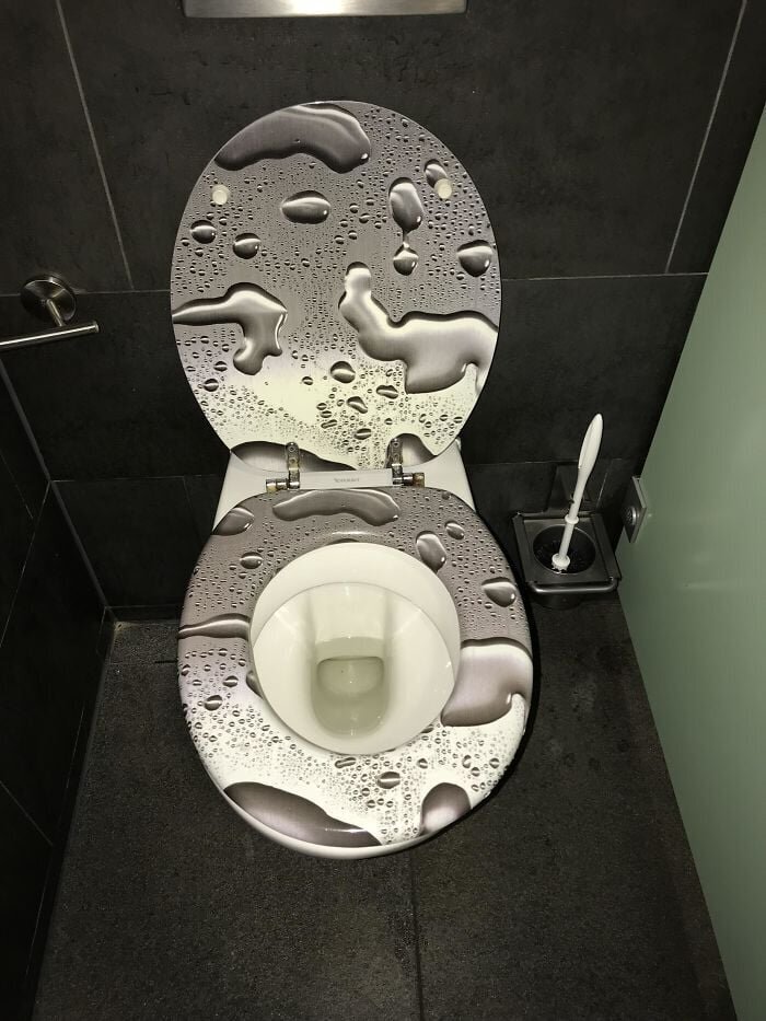 Дизайн унитаза в общественном туалете: "Попробуй, не коснись!"