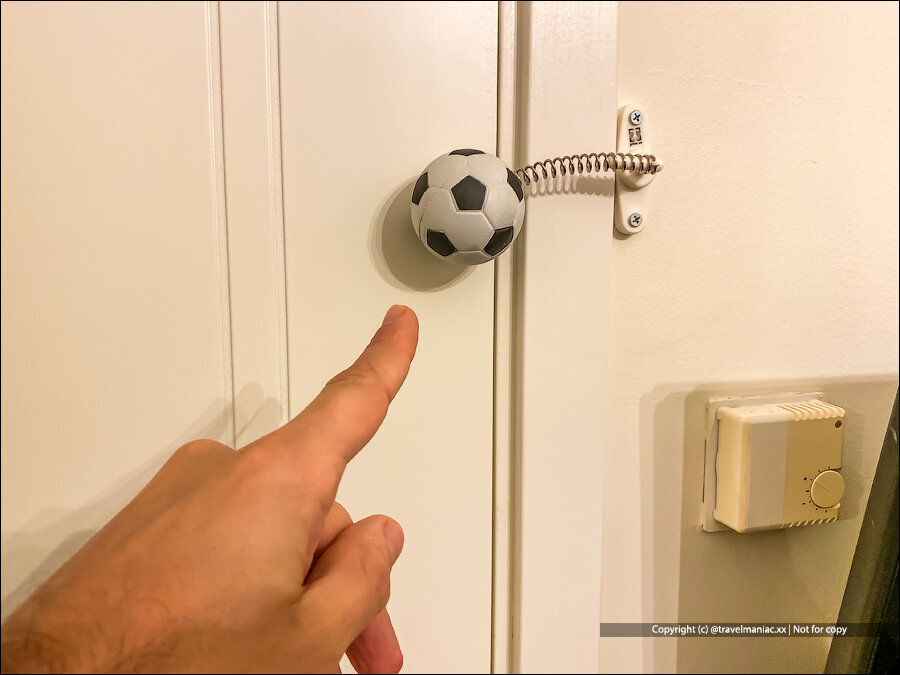 Горничная в Швеции рассказала, зачем нужен странный мячик на двери  отельного номера