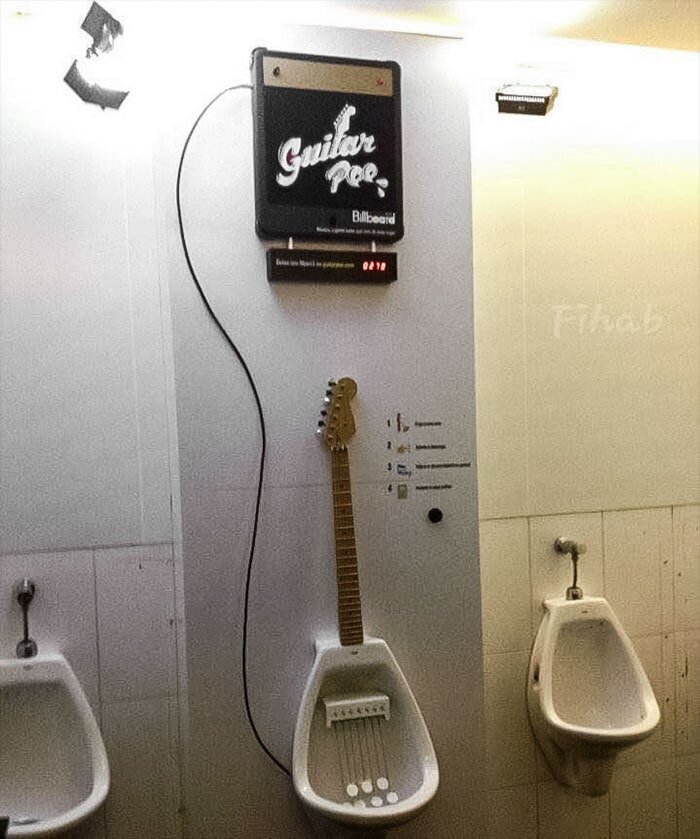 Гитарный писсуар, на котором вы "можете сыграть мелодию для всех посетителей туалета"