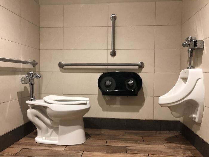 "Этот туалет, похоже, бросает мне вызов"