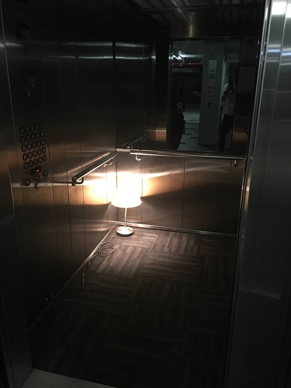 20. Ремонтникам показалось, что лампа в лифте - это хорошее решение