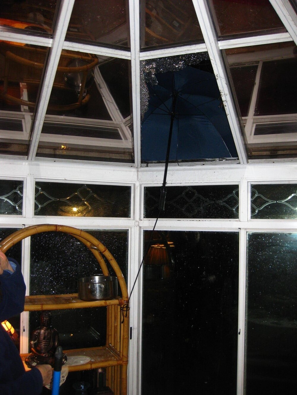11. Зонт, которым починили разбитое окно