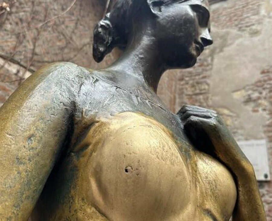 Памятнику Джульетты в Вероне туристы стерли грудь