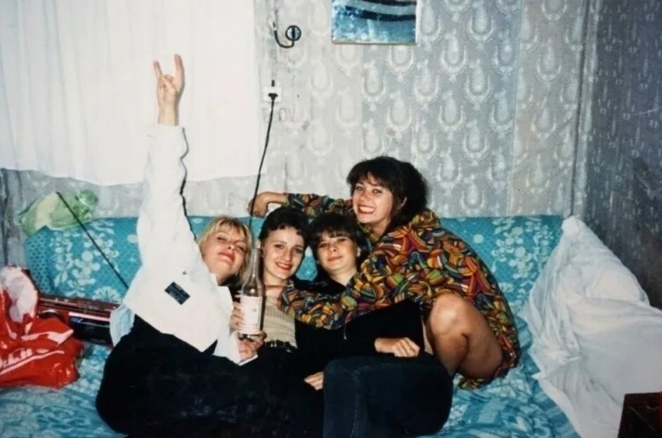 Женская общага конца 90-х. Девчата отдыхают