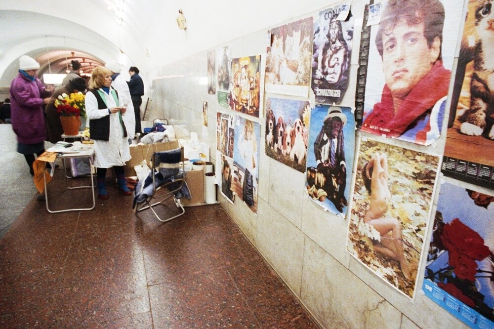Торговля кооперативными плакатами и календарями в переходе станции метро «Баррикадная», Москва, 1990 г.