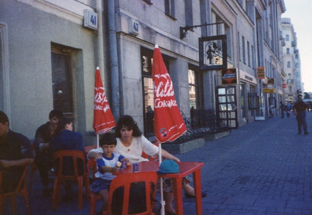 С мамой в кафе на старом Арбате, август 1993 г.