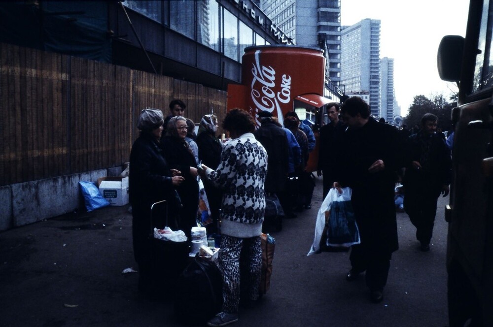 Уличная торговля возле Арбатского переулка, Москва, октябрь 1993 г.