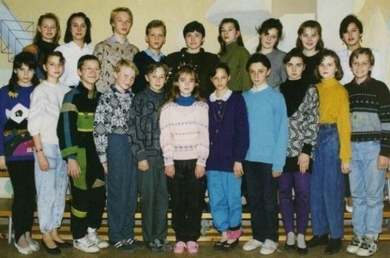 Начало 90-х , одевались в школу как могли