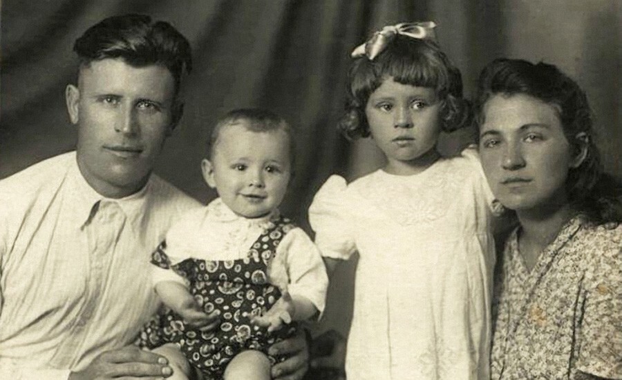 Валентина Толкунова с родителями и братом, начало 1950-х
