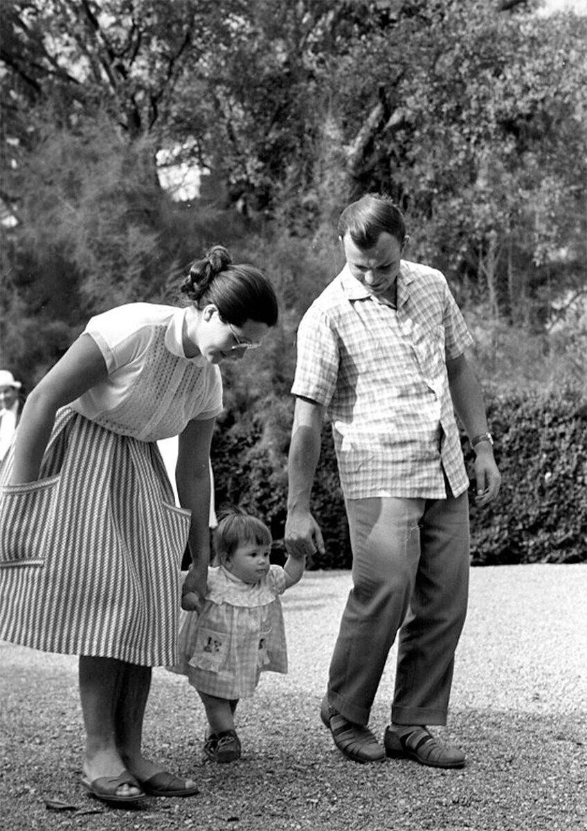 Юрий Гагарин с женой Валентиной и дочерью Галочкой на прогулке