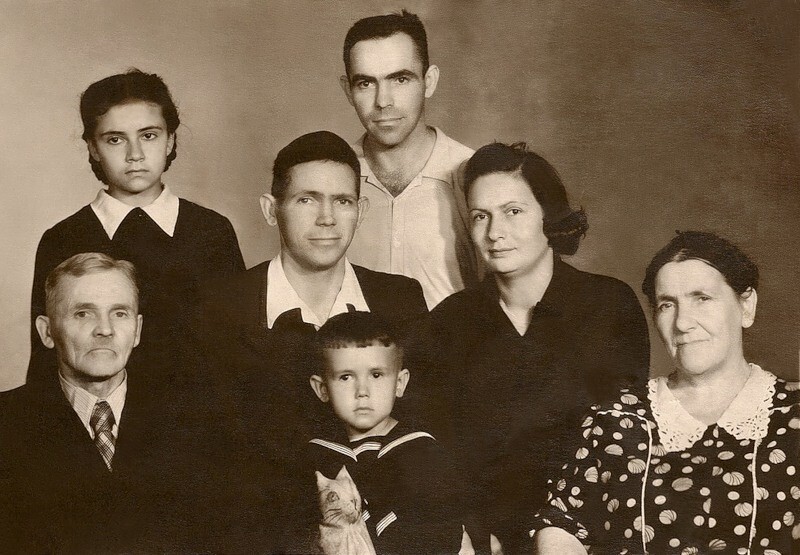 Стас Садальский с мамой, папой, бабушкой, дедушкой, дядей и тетей