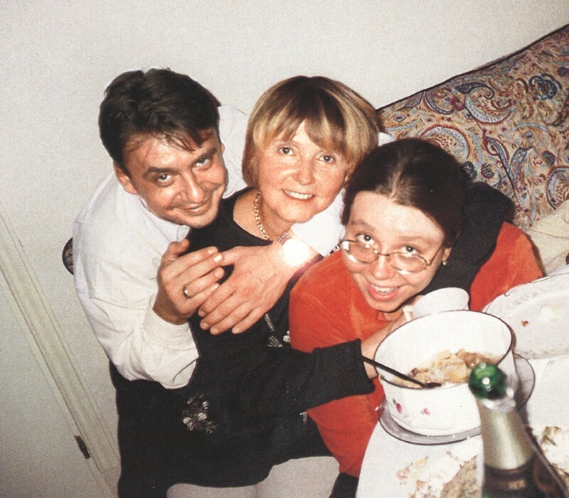 Антон Табаков с сестрой Сашей и мамой Людмилой Крыловой