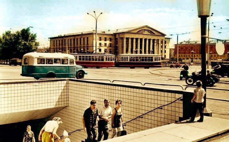 Куйбышев. Пересечении улицы Победы и тогда еще Кировского шоссе был принят в эксплуатацию первый в городе тоннельный пешеходный переход. 05.12.1966 года.