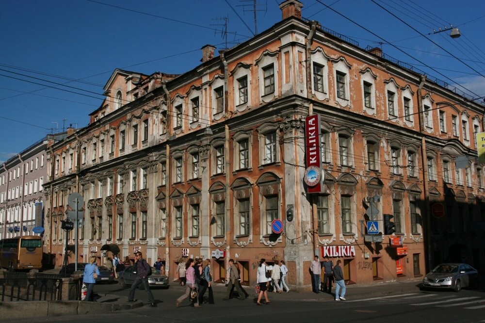 Ресторан "Киликия" на пересечении набережной канала Грибоедова и Гороховой улицы