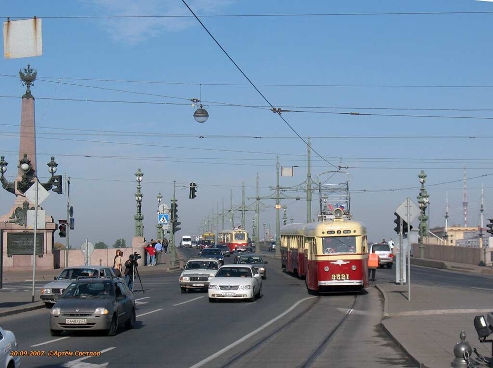 Парад экскурсионных трамваев. Процессия красиво преодолевает Троицкий мост.