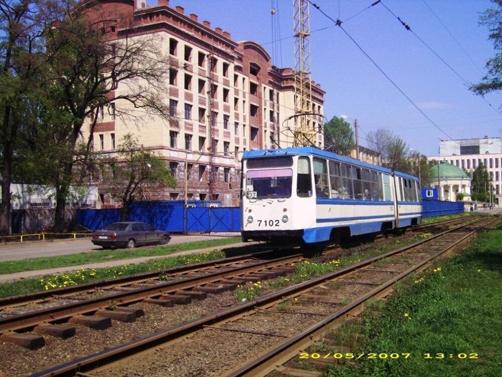 На улице Грибакиных рядом со станцией метро "Пролетарская" идёт строительство здания Невского РУВД.