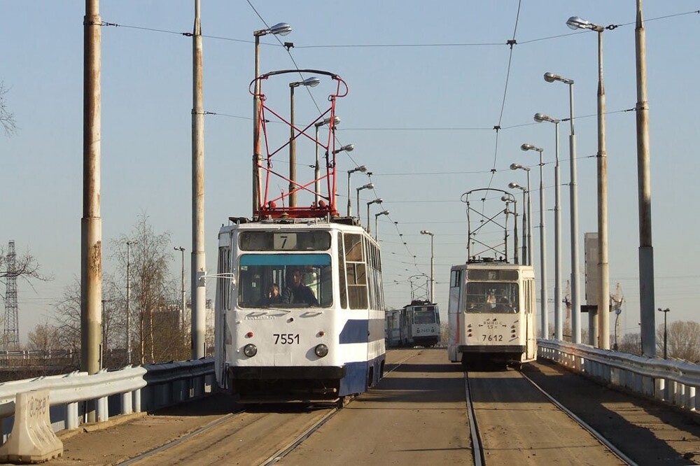 Трамвайная эстакада Володарского моста и старые добрые вагончики ЛМ-68М и ЛМ-86.