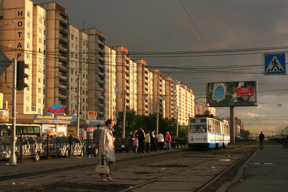 Трамвай 27 маршрута лениво подползает к станции метро "Проспект Большевиков" по улице Коллонтай. 