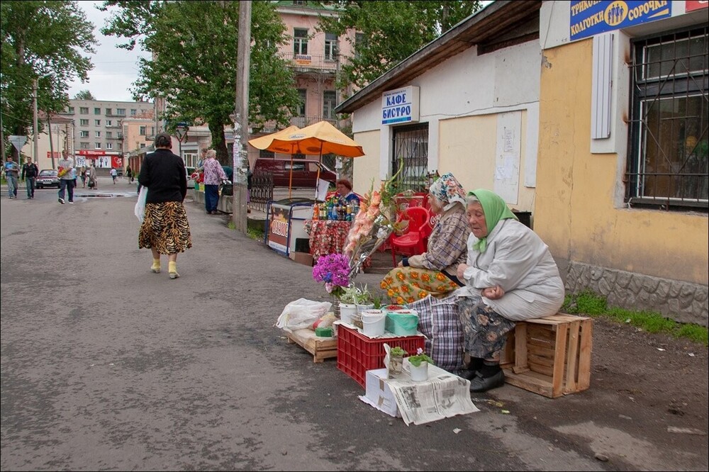 Бабушки торгуют своим урожаем в городе Ломоносов