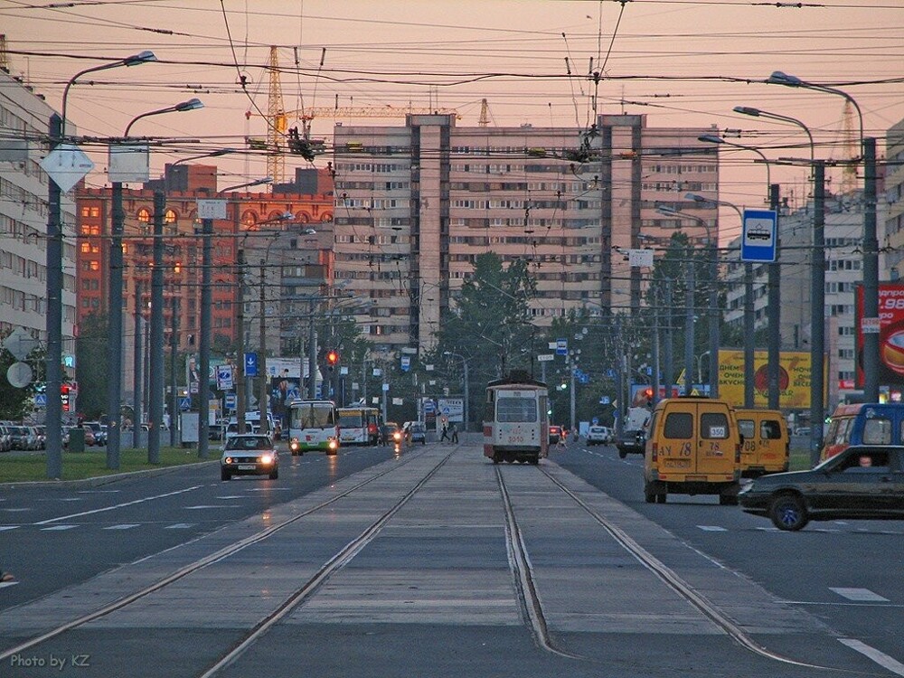 Станция метро "Приморская". Летний закат на Наличной улице.