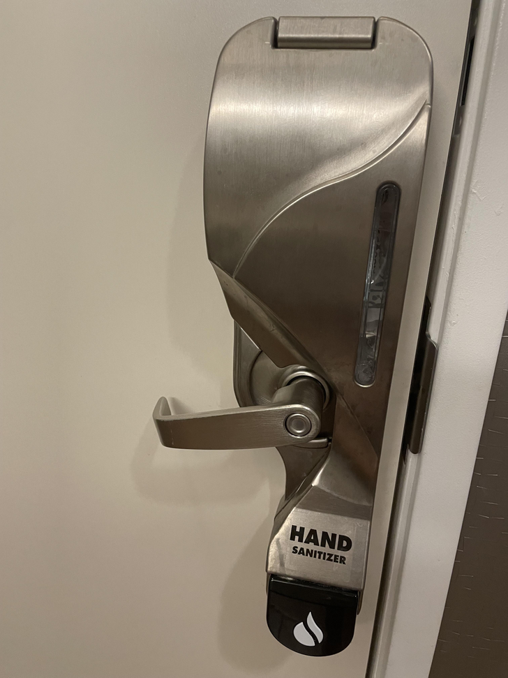 12. На ручке двери в туалете установлен дозатор дезинфицирующего средства для рук