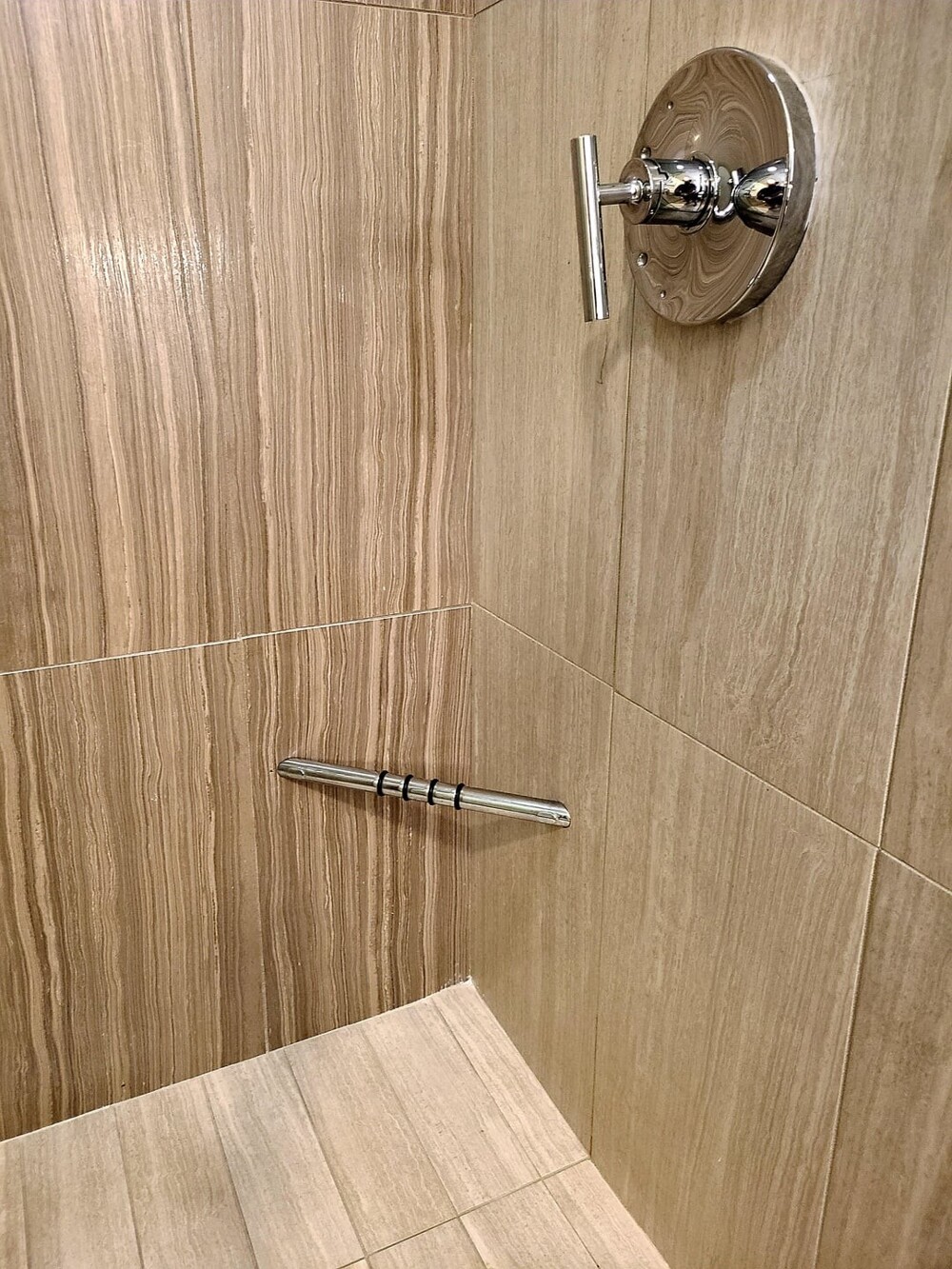 9. В ванной комнате отеля есть подставка для ног