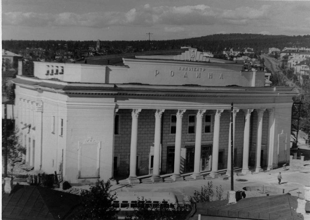 Чита. Вид на кинотеатр "Родина" и улицу Бутина. Около 1956 года.