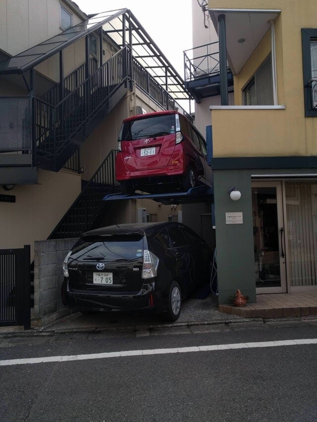 Для экономии места Японцы используют двухуровневые парковочные места