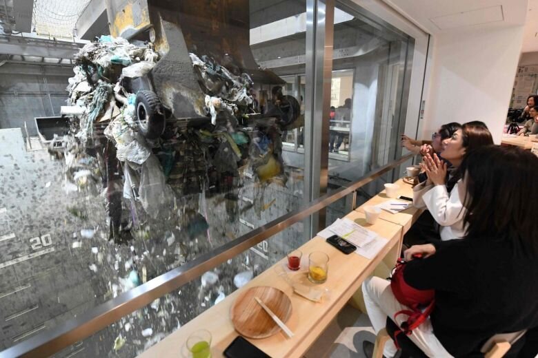 В Японии есть кафе, в котором можно наблюдать за процессом сортировки мусора