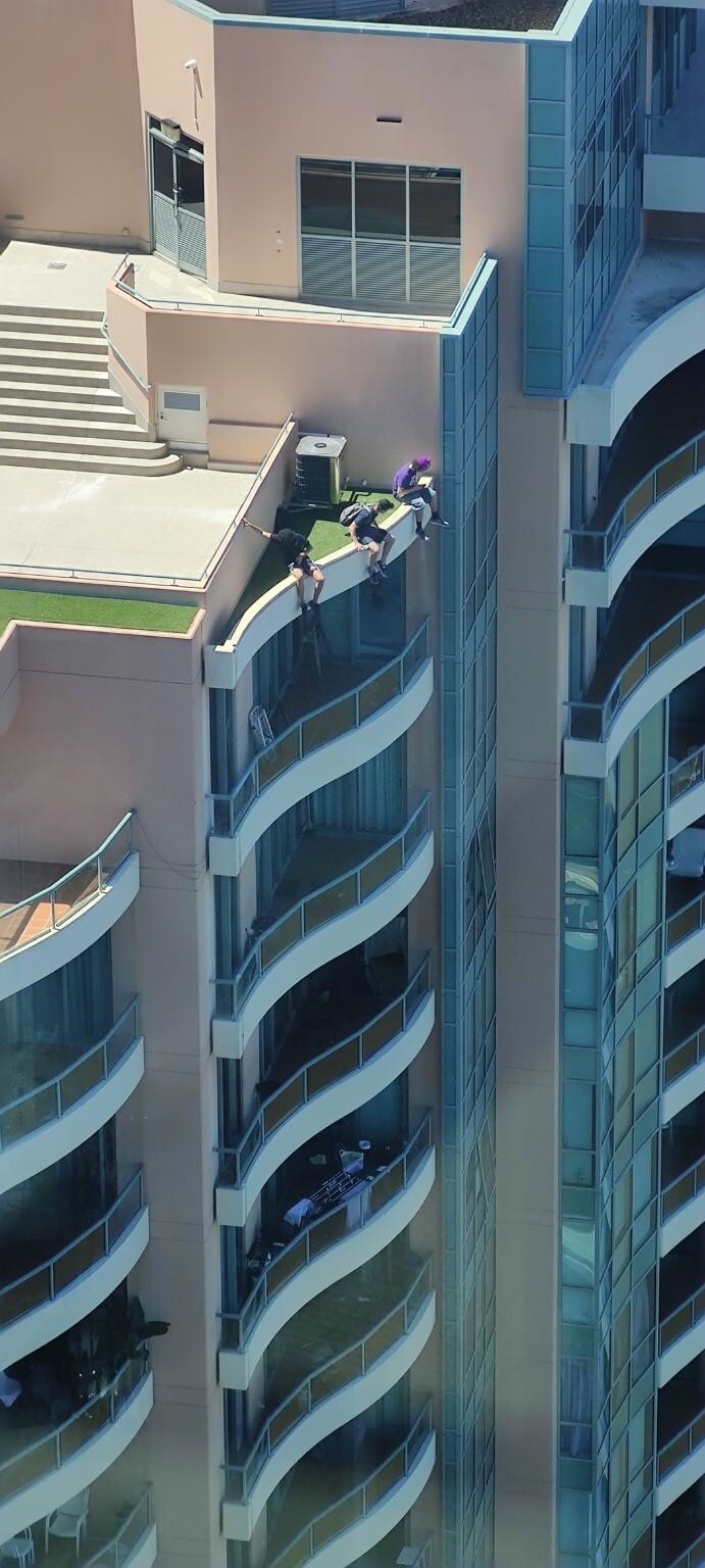 Подростки пробрались на крышу 37-этажной высотки
