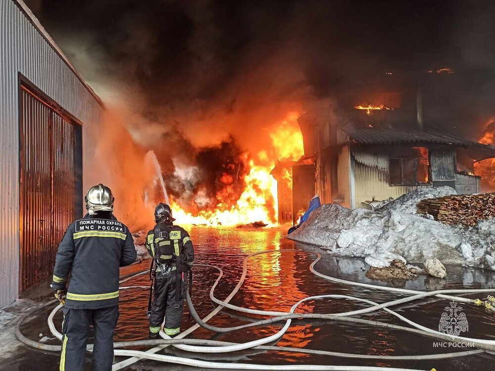 Рабочие не потушили окурки и устроили масштабный пожар на мебельной фабрике