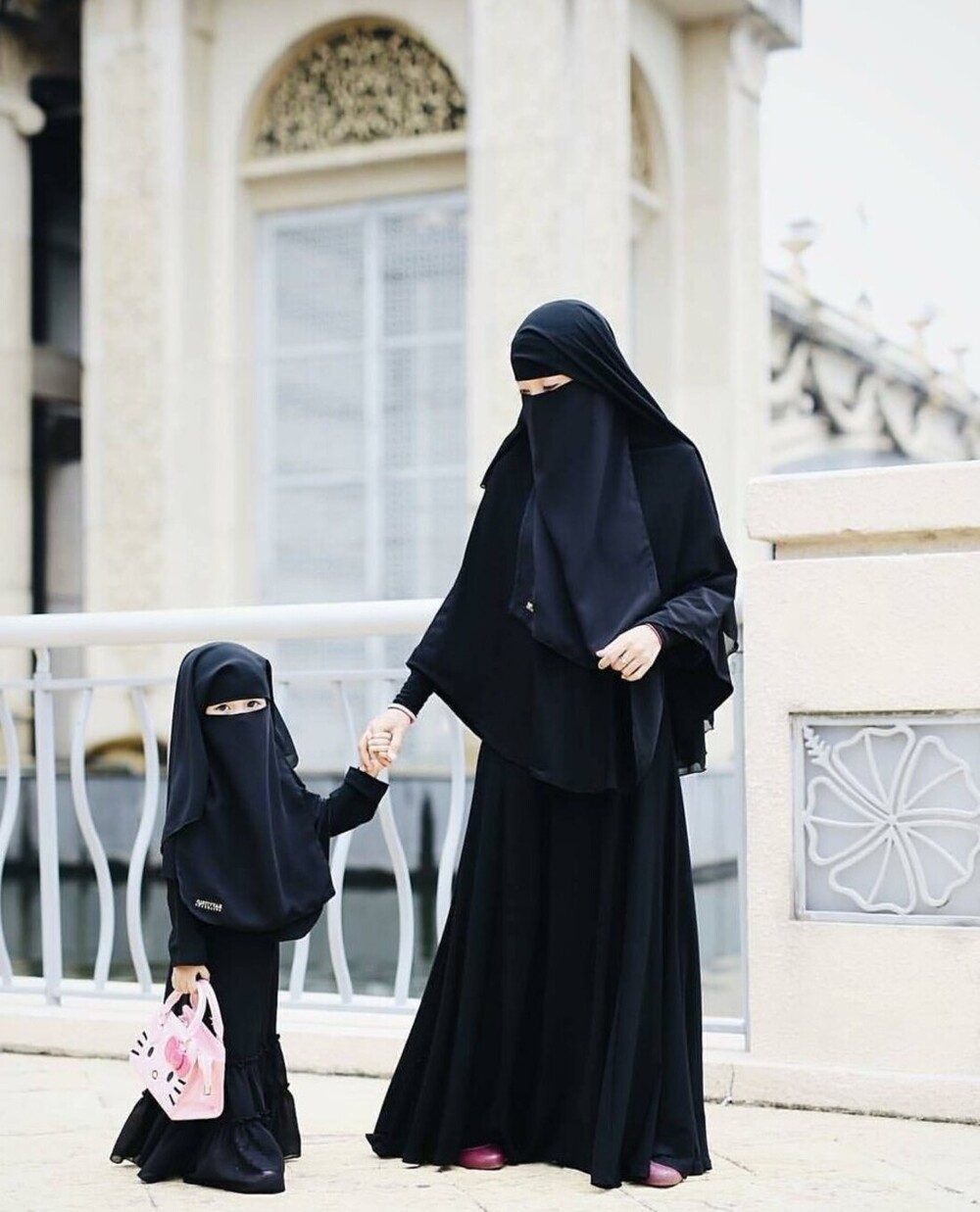 «Это не штора, а хиджаб»: в Подмосковье покупательнице сделали замечание из-за её одежды