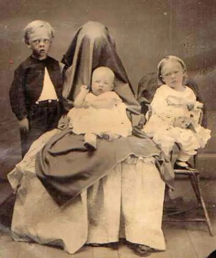 16. На викторианских детских фотографиях взрослых накрывали покрывалом