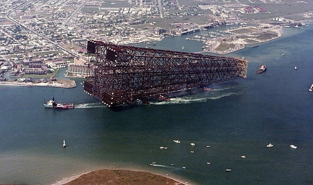 17. Нефтяная платформа Bullwinkle доставляется на место установки в Мексиканском заливе, 1988 год