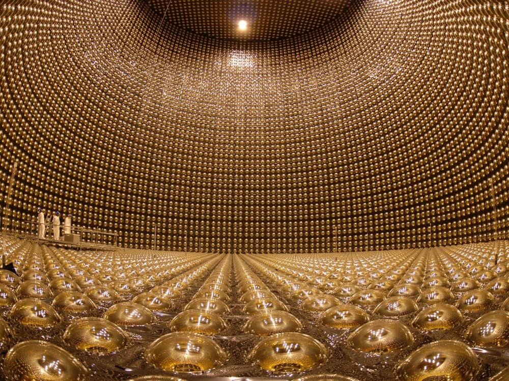 11. Огромный резервуар, представляющий собой нейтринный детектор «Супер-Камиоканде», Япония