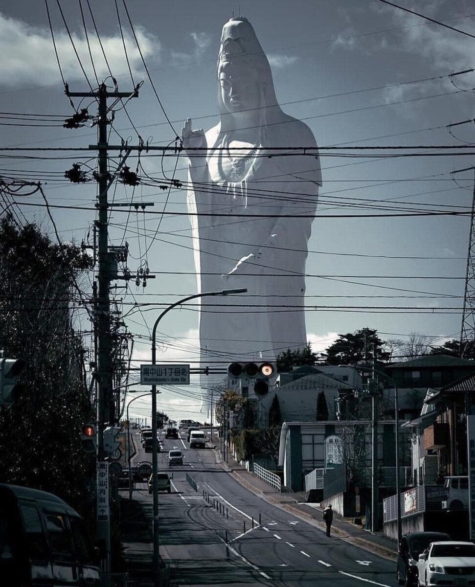 13. Вид на 100-метровую статую богини Каннон в Сэндае, Япония