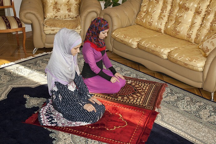 Зачем мусульмане используют молитвенный коврик для намаза