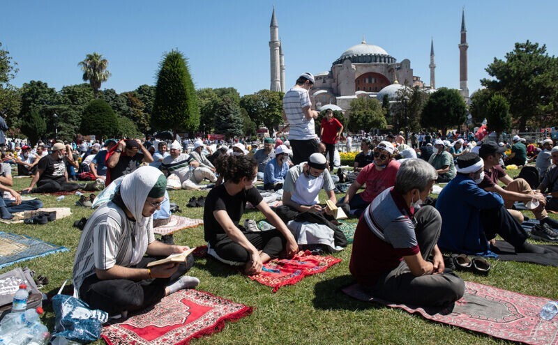 Зачем мусульмане используют молитвенный коврик для намаза
