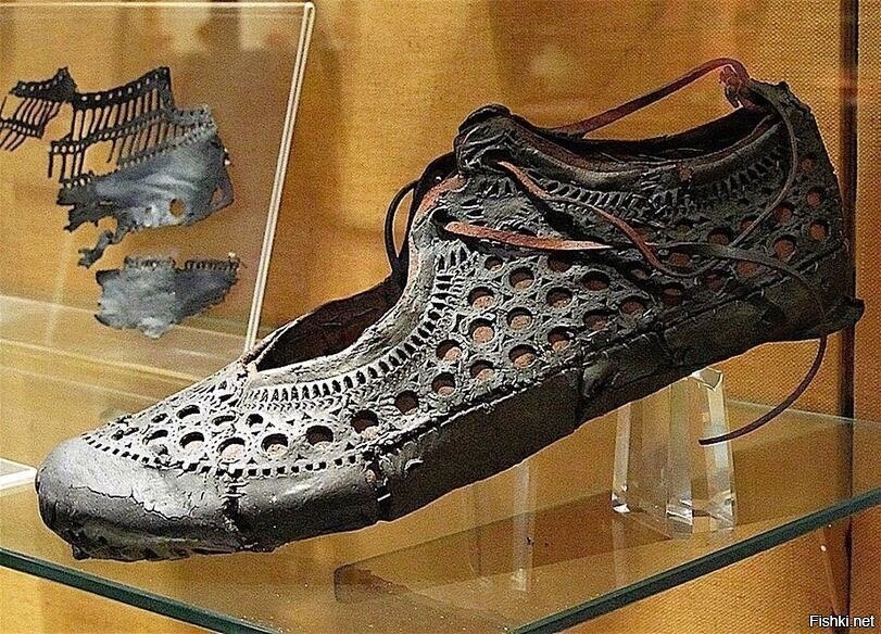 Обувь римского легионера, найденная при раскопках военного лагеря в рaйоне ге...