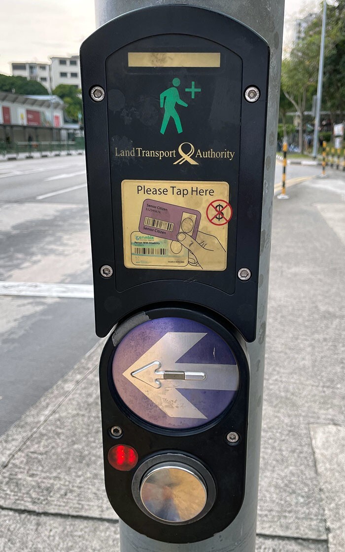 16. В Сингапуре пожилые люди могут приложить карту и продлить время перехода на пешеходнике