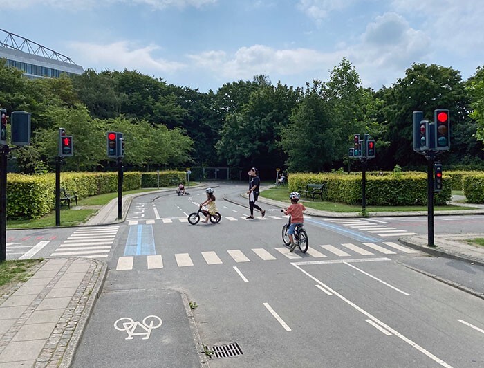 9. Миниатюрная копия перекрёстка в Копенгагене, где дети могут тренироваться ездить на велосипеде