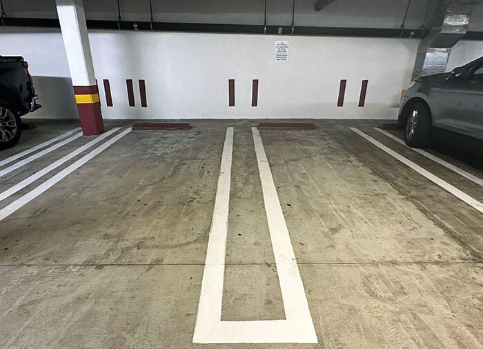 2. Линии на стенах подземной парковки