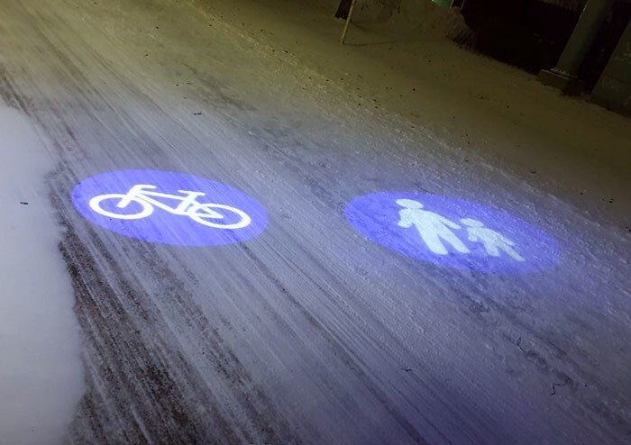 18. "Световая" разметка на дорогах в Оулу, Финляндия - чтобы их было видно, даже когда дорога покрыта снегом