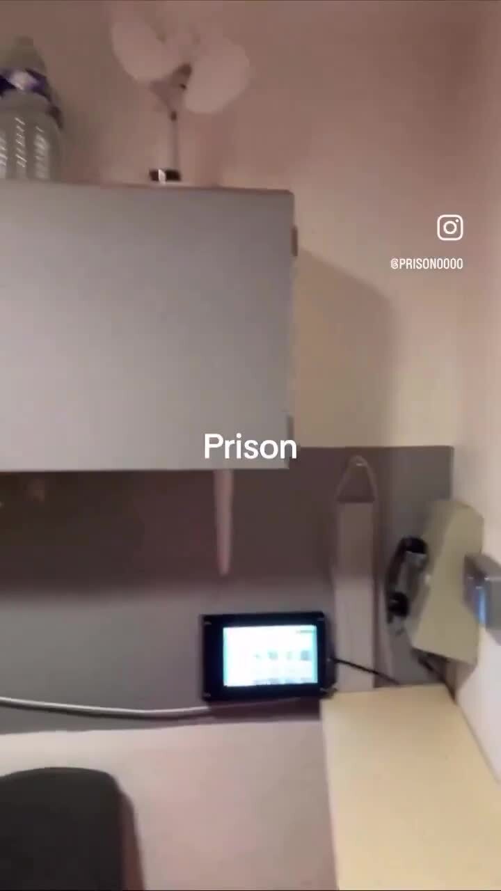 Заключенный осматривает свою тюремную камеру во Франции  